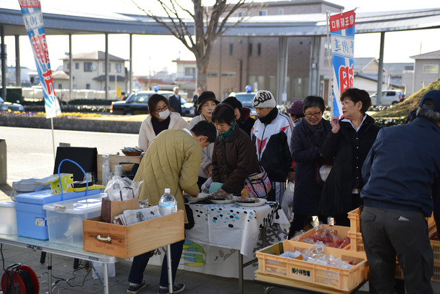 竜王駅南口駅前広場の朝市で沢山の方が買い物をしている写真